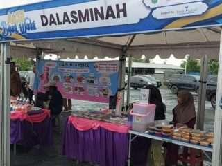 Aksi Nyata Isteri Bupati Tanbu, Borong Dagangan Warga