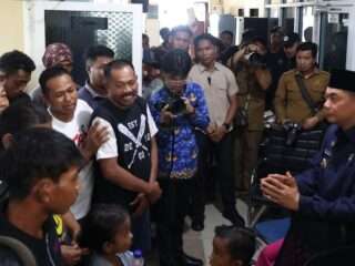 Bupati Andi Rudi Latif Siapkan Dapur Umum untuk Penumpang Kapal yang Tertunda di Pelabuhan Batulicin