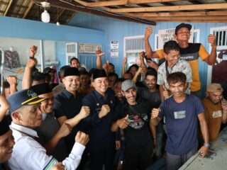 Ketua DPRD Tanah Bumbu Turun Langsung Dampingi Bupati Temui Penumpang Tertunda di Pelabuhan Batulicin