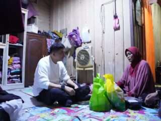 Sahur On The Road, Bupati Andi Rudi Latif Salurkan Bantuan hingga Pantau Pemudik di Pelabuhan Batulicin