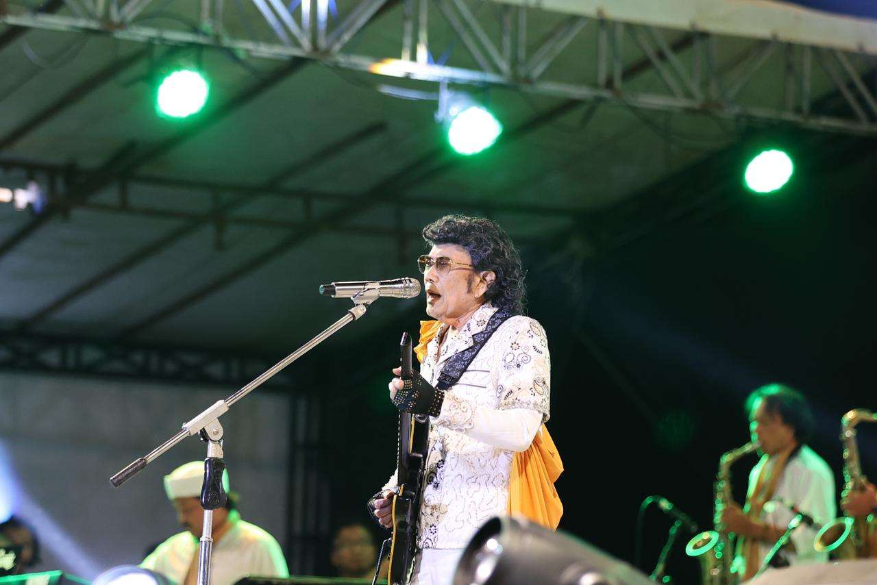 Raja dangdut Rhoma Irama Irama tampil Memukau di Pesta Pantai Mapenre Ri Tasi'e