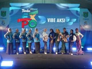 Tenun Pagatan Bersinar di Fashion Show Dekranasda Tanah Bumbu 2026