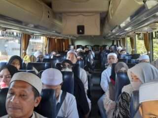 Wakil Ketua DPRD H Hasanuddin Berangkatkan Rombongan Ziarah Wali Ke Pulau Jawa