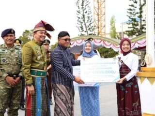 Tiga Pemuda Berprestasi Terima Penghargaan Bupati Tanbu di Hari Sumpah Pemuda